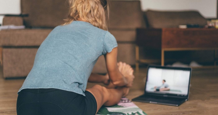 5 Online Yoga Classes to Unwind & Calm Your Mind
